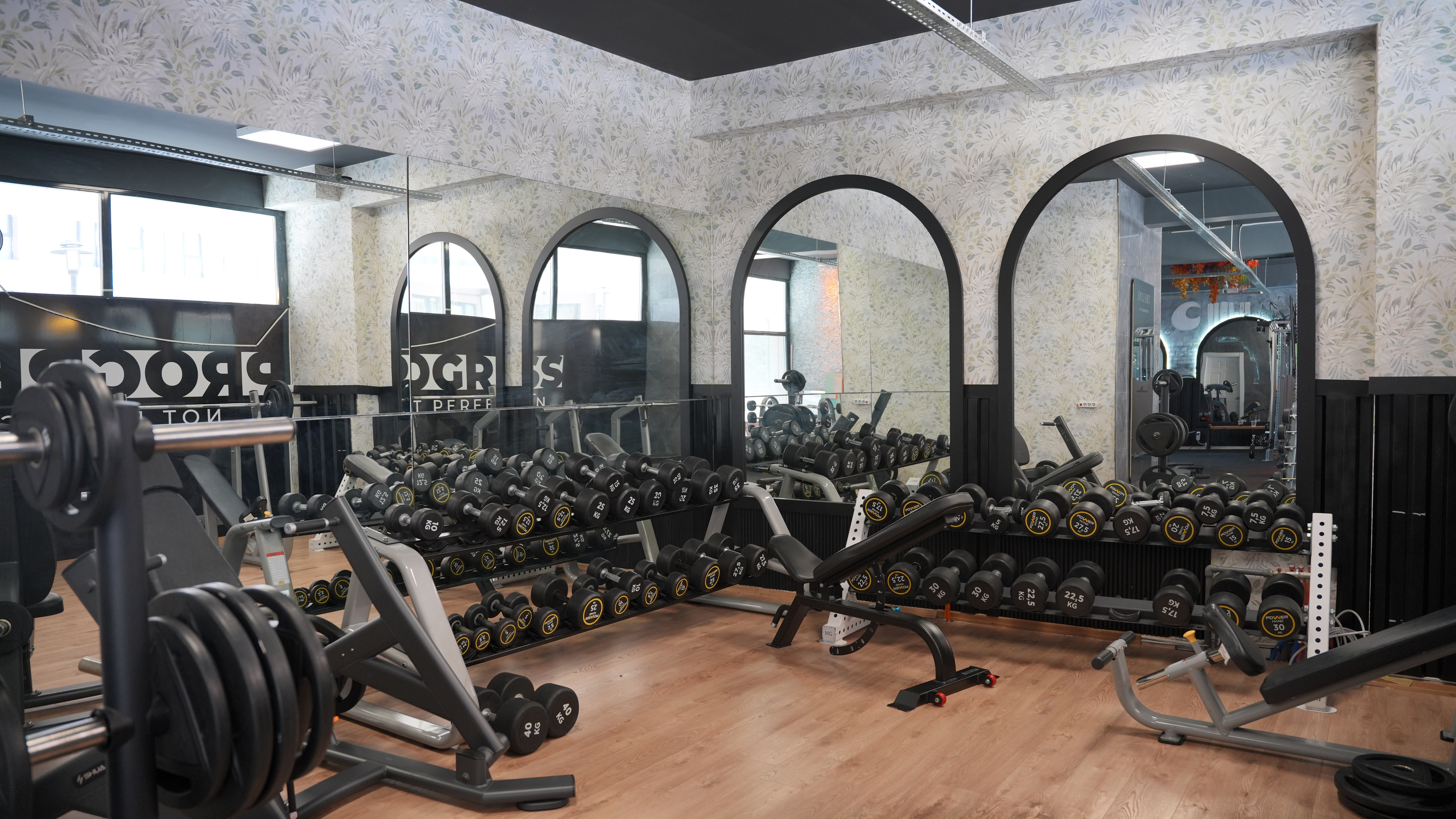 Dedebaşı fitness club serbest ağırlık alanı
